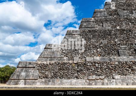 Basis der Kukulkan-Pyramide, Chichen Itza, Yucatan, Mexiko. Stockfoto