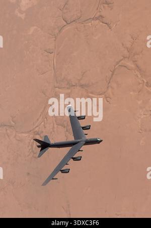 Eine B-52H Stratofortress der US Air Force führt eine Luftpatrouille durch, um die Operation Inhärent Resolve über den Zuständigkeitsbereich des US-Zentralkommandos am 15. Dezember 2024 zu unterstützen. Die Stationierung der schweren Langstreckenbomber im USCENTCOM-Theater zeigt das Engagement der Vereinigten Staaten, Aggressionen abzuschrecken und die Stabilität in der Region neben Verbündeten und Partnern zu erhalten. Nur Redaktionelle Verwendung. Nicht zur Bestätigung. Quelle: U.S. Air Force / Staff Sgt. Gerald R. Willis. Stockfoto