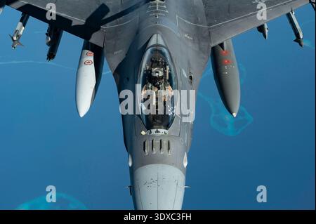 Eine F-16-Kampffalke der U.S. Air Force wird am 12. Dezember 2024 über dem Zentralkommando der USA betankt. Fighting Falcons erhalten während ihrer Missionen Treibstoff von USAF KC-135 Stratotankern, wodurch sie die Region weiter verteidigen und regionale Stabilität gewährleisten können. Nur Redaktionelle Verwendung. Nicht zur Bestätigung. Quelle: U.S. Air Force. Stockfoto