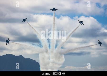 Die US Navy F/A-18 Super Hornets führen zusammen mit dem Navy Flight Demonstrationsteam Blue Angels Luftmanöver während der 2025 Marine Corps Base Hawaii Kaneohe Bay Air Show am 9. August 2025 durch. Die Kaneohe Bay Air Show bietet die Gelegenheit, die Flugzeuge, Ausrüstungen und Fähigkeiten der Streitkräfte in der indopazifischen Region der lokalen Gemeinde zu präsentieren. Nur Redaktionelle Verwendung. Nicht zur Bestätigung. Quelle: U.S. Marine Corps / Lance CPL. Blake Gonter. Stockfoto
