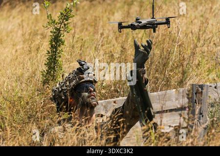 Ein Soldat der Charlie Company, 2. Bataillon, 502. Infanterieregiment, 2. Mobile Brigade Combat Team, 101. Luftlandedivision, holt eine Drohne der Anafi USA während einer Feuerübung im Novo Selo Training Area, Bulgarien, am 7. August 2025. Das Training zeigt die Kampfbereitschaft und die Todesfähigkeit der Einheit als kämpferische glaubwürdige Kraft. Nur Redaktionelle Verwendung. Nicht zur Bestätigung. Quelle: Army Spc. Breanna Bradford. Stockfoto
