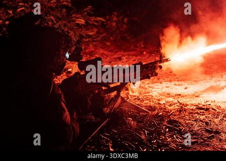 Ein Fallschirmjäger des 2. Bataillons, 504. Fallschirmjäger-Infanterieregiment „White Devils“, 1. Brigade Combat Team, 82. Luftlandedivision, feuert am 29. Juli 2025 ein M240B Maschinengewehr für eine Live-Feuerübung während der Teufellavalanche in Fort Bragg, North Carolina. Devil Avalanche ist ein Trainingsprogramm, das die Fähigkeit der 1st Brigade demonstriert, innerhalb von 18 Stunden überall auf der Welt zu stationieren und die Mission der Division als sofortige Eingreiftruppe der Vereinigten Staaten aufrecht zu erhalten. Nur Redaktionelle Verwendung. Nicht zur Bestätigung. Quelle: U.S. Army / Sgt. Devyn Adams. Stockfoto