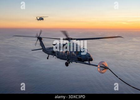Eine 305th Rescue Squadron HH-60W Jolly Green II erhält Treibstoff von einem 39th RQS HC-130J Combat King II während der Luftbetankung vor der Küste Kaliforniens während der Übung Steel Knight 25 am 7. Dezember 2025. Diese Schulung stärkt die Koordinierung, die erforderlich ist, um gemeinsames Personal und Ausrüstung sicher zu bewegen, um die Trainingsziele zu unterstützen. Steel Knight ist eine gemeinsame Übung, die die Interoperabilität verbessert, die Bereitschaft verbessert und die Koordination im gesamten Schlachtfeld verbessert. Nur Redaktionelle Verwendung. Nicht zur Bestätigung. Quelle: U.S. Air Force / Master Sgt. Darius Sostre-Miroir. Stockfoto