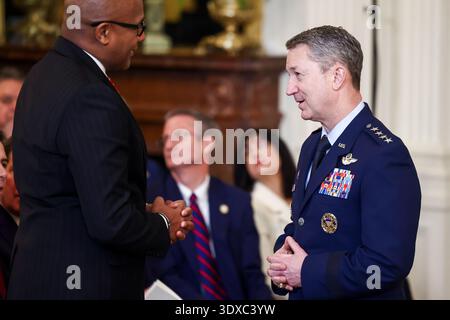 Washington, DC, USA. März 2026. General Dan Caine, Vorsitzender der Joint Chiefs of Staff, trifft ein, bevor US-Präsident Donald Trump während einer Zeremonie im East Room des Weißen Hauses in Washington, DC, USA, die Ehrenmedaille an Master Sgt. Roderick „Roddie“ W. Edmonds, Staff Sgt. Michael H. Ollis und den pensionierten Command Sgt 2026. Major. Terry P. Richardson verlieh. Quelle: Jim LoScalzo/Pool über CNP/dpa/Alamy Live News Stockfoto