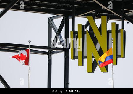 Nashville, Tennessee, USA, 1. März 2026. Die kolumbianischen und kanadischen Flaggen fliegen während der Spiele des SheBelieves Cup im GEODIS Park in Nashville, Tennessee. Quelle: Kindell Buchanan/Alamy Live News Stockfoto