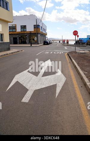 Interessanterweise geformte Verkehrszeichen auf der Straßenoberfläche, El Cotillo, Fuerteventura, Kanarische Inseln, Spanien, EU Stockfoto