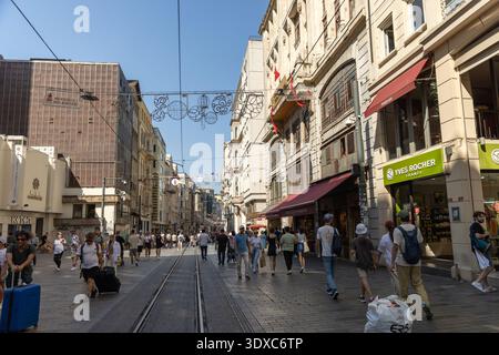 Istanbul, Türkei - 23. August 2024: Blick auf die Straße von Istanbul mit Touristen, die an einem sonnigen Sommertag auf der Istiklal Avenue im Viertel Beyoglu spazieren gehen Stockfoto