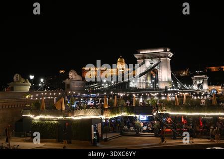 Budapest, Ungarn - 1. September 2025: Szechenyi Kettenbrücke und Budaer Burg in Budapest bei Nacht. Stockfoto