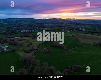 Flintshire, Wales. Wetter in Großbritannien: 2. März 2026. Ruhiges Wetter da der meteorologische Frühling beginnt und das Wetter in Großbritannien hoch ist, sieht das Wetter für die kommende Woche ruhig und warm aus. Ein roter Himmel bei Nacht ist ein Hirtengenuss über dem Dorf Lixwm, mit der Clwydian Range und dem Snowdonia Natioanal Park als Kulisse, Flintshire, Nordwales. ©DGDImages/Alamy Live News Stockfoto