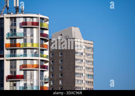 Ein neu erbautes Hochhaus steht im Kontrast zum Betonturm des stadtrates aus dem 20. Jahrhundert auf dem Carpenters Estate in Stratford, E Stockfoto