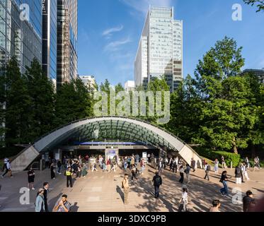 Pendler vor der U-Bahn-Station Canary Wharf unter den Bürogebäuden der Londoner Docklands. Stockfoto