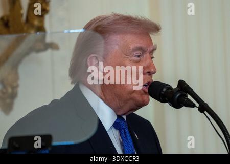 Washington, DC, USA. März 2026. US-Präsident DONALD TRUMP spricht am 2. März 2026 bei einer Medal of Honor Zeremonie im East Room des Weißen Hauses in Washington DC während der Veranstaltung überreichte Trump drei Soldaten die höchste militärische Auszeichnung des Landes: Meister Sgt. Roddie Edmonds, der 1985 starb, weil er jüdische Gefangene während des Zweiten Weltkriegs vor Nazi-Wachen schützte; der damalige Stabsmann Terry Richardson für die Rettung des Lebens von 85 Mitsoldaten während des Vietnamkrieges; und Stabkommissar Sgt. Credit: ZUMA Press, Inc./Alamy Live News Stockfoto