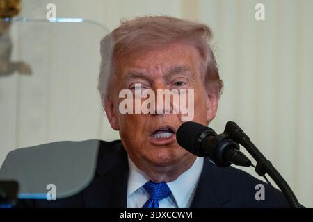 Washington, DC, USA. März 2026. US-Präsident DONALD TRUMP spricht am 2. März 2026 bei einer Medal of Honor Zeremonie im East Room des Weißen Hauses in Washington DC während der Veranstaltung überreichte Trump drei Soldaten die höchste militärische Auszeichnung des Landes: Meister Sgt. Roddie Edmonds, der 1985 starb, weil er jüdische Gefangene während des Zweiten Weltkriegs vor Nazi-Wachen schützte; der damalige Stabsmann Terry Richardson für die Rettung des Lebens von 85 Mitsoldaten während des Vietnamkrieges; und Stabkommissar Sgt. Credit: ZUMA Press, Inc./Alamy Live News Stockfoto