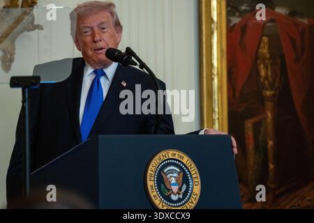 Washington, DC, USA. März 2026. US-Präsident DONALD TRUMP spricht am 2. März 2026 bei einer Medal of Honor Zeremonie im East Room des Weißen Hauses in Washington DC während der Veranstaltung überreichte Trump drei Soldaten die höchste militärische Auszeichnung des Landes: Meister Sgt. Roddie Edmonds, der 1985 starb, weil er jüdische Gefangene während des Zweiten Weltkriegs vor Nazi-Wachen schützte; der damalige Stabsmann Terry Richardson für die Rettung des Lebens von 85 Mitsoldaten während des Vietnamkrieges; und Stabkommissar Sgt. Credit: ZUMA Press, Inc./Alamy Live News Stockfoto