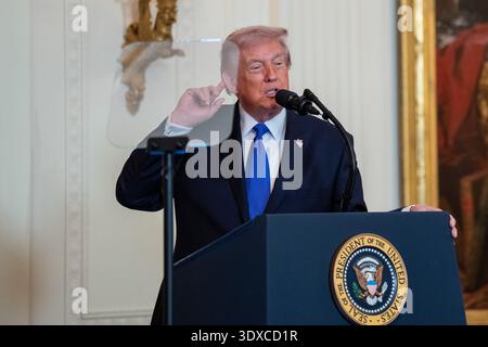 Washington, DC, USA. März 2026. US-Präsident DONALD TRUMP spricht am 2. März 2026 bei einer Medal of Honor Zeremonie im East Room des Weißen Hauses in Washington DC während der Veranstaltung überreichte Trump drei Soldaten die höchste militärische Auszeichnung des Landes: Meister Sgt. Roddie Edmonds, der 1985 starb, weil er jüdische Gefangene während des Zweiten Weltkriegs vor Nazi-Wachen schützte; der damalige Stabsmann Terry Richardson für die Rettung des Lebens von 85 Mitsoldaten während des Vietnamkrieges; und Stabkommissar Sgt. Credit: ZUMA Press, Inc./Alamy Live News Stockfoto