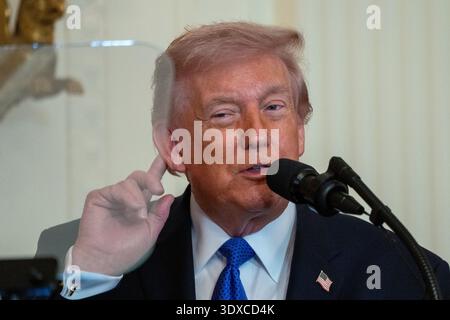 Washington, DC, USA. März 2026. US-Präsident DONALD TRUMP spricht am 2. März 2026 bei einer Medal of Honor Zeremonie im East Room des Weißen Hauses in Washington DC während der Veranstaltung überreichte Trump drei Soldaten die höchste militärische Auszeichnung des Landes: Meister Sgt. Roddie Edmonds, der 1985 starb, weil er jüdische Gefangene während des Zweiten Weltkriegs vor Nazi-Wachen schützte; der damalige Stabsmann Terry Richardson für die Rettung des Lebens von 85 Mitsoldaten während des Vietnamkrieges; und Stabkommissar Sgt. Credit: ZUMA Press, Inc./Alamy Live News Stockfoto