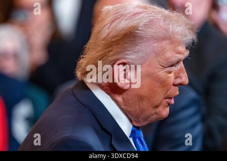 Washington, DC, USA. März 2026. US-Präsident DONALD TRUMP verlässt am 2. März 2026 eine Medal of Honor-Zeremonie im East Room des Weißen Hauses in Washington, DC während der Veranstaltung verlieh Trump drei Soldaten die höchste militärische Auszeichnung des Landes: Meister Sgt. Roddie Edmonds, der 1985 starb, weil er jüdische Gefangene während des Zweiten Weltkriegs vor Nazi-Wachen beschützte; der damalige Stabsmann Terry Richardson für die Rettung von 85 Kameraden während des Vietnamkrieges; und Stabsmitglied Sgt. ZUMA Press, Inc./Alamy Live News Stockfoto