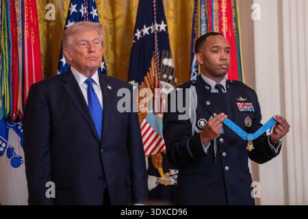 Washington, DC, USA. März 2026. US-Präsident DONALD TRUMP spricht am 2. März 2026 bei einer Medal of Honor Zeremonie im East Room des Weißen Hauses in Washington DC während der Veranstaltung überreichte Trump drei Soldaten die höchste militärische Auszeichnung des Landes: Meister Sgt. Roddie Edmonds, der 1985 starb, weil er jüdische Gefangene während des Zweiten Weltkriegs vor Nazi-Wachen schützte; der damalige Stabsmann Terry Richardson für die Rettung des Lebens von 85 Mitsoldaten während des Vietnamkrieges; und Stabkommissar Sgt. Credit: ZUMA Press, Inc./Alamy Live News Stockfoto