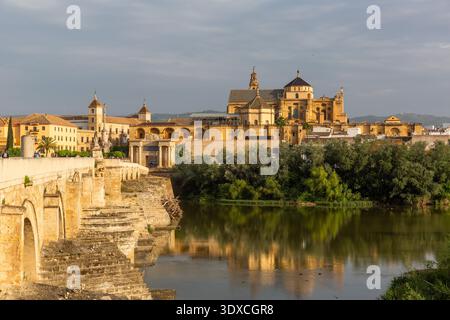 Klassischer Blick auf Cordoba mit römischer Brücke, Fluss Guadalquivir und Mezquita bei Sonnenaufgang Stockfoto