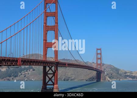 Die Golden Gate Bridge ist eine große Hängebrücke, die die Golden Gate Meerenge überspannt. Die Brücke ist rot-weiß und eine beliebte Touristenattraktion Stockfoto