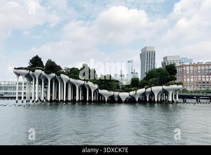 Little Island Park am Pier 55 in New York, ein knstlicher Inselpark am  Hudson River westlich von Manhattan in New York City, angrenzend an den  Hudson River Pa Stockfotografie - Alamy