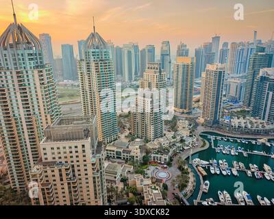 12 02 2025 - Dubai, VAE. Dubai Marina bei Sonnenaufgang. Drohnenblick auf die Skyline von Dubai, urbanes Ufer. Dubai Panorama Sonnenuntergang Hintergrund Stockfoto
