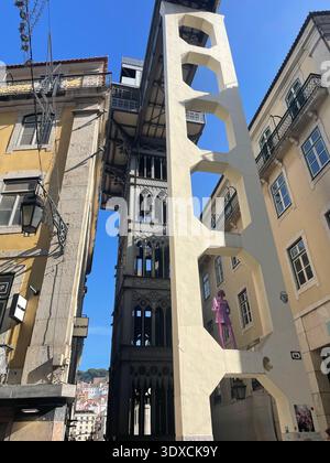 Der Santa Justa Lift, ein historischer neogotischer Eisenaufzug, der den Stadtteil Baixa mit Largo do Carmo verbindet, erhebt sich zwischen Gebäuden im Zentrum von Lissabon. Stockfoto