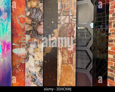 Farbenfrohe vertikale Collage aus gemischten Texturen und Mustern auf dekorativen Tafeln, abstrakter Hintergrund mit mehrschichtigen Materialien. Stockfoto