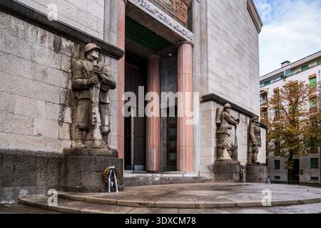 Eine Nahaufnahme des monumentalen Eingangs zum Udine Ossuary Tempel (Pfarrei St. Nikolaus). Das Bild zeigt die überdimensionalen Skulpturen von Silv Stockfoto