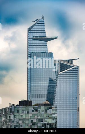 Die futuristische Silhouette von 30 Hudson Yards zeigt The Edge, das höchste Outdoor-Himmelsdeck in der westlichen Hemisphäre in New York City, USA Stockfoto