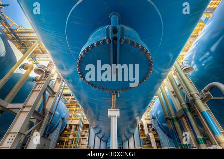 Massive blaue Lagertanks erleichtern den Filtrationsprozess in dieser industriellen Umkehrosmose-Entsalzungsanlage. Stockfoto