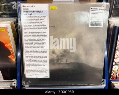 Manchester, UK - 22. Februar 2026: Ambient-Album Signals von Marconi Union auf klarem Vinyl in einer Plattenladen-Hülle mit Informationseinlage Stockfoto