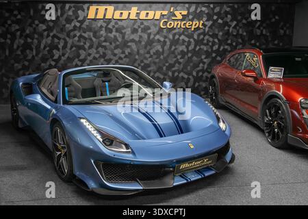Luxemburg-Stadt, Luxemburg - Blick auf einen blauen Ferrari 488 Pista Spider in Azzurro California in einem Showroom. Stockfoto