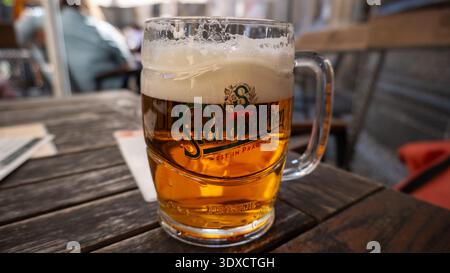 Eine Tasse Bier auf dem Holztisch Stockfoto