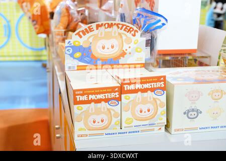 Pattaya, Thailand – 14. November 2025: Die Spielzeugkollektion Labubu The Monsters wird im Pop Mart präsentiert und bietet lebendige Verpackungen und skurrile Charaktere Stockfoto