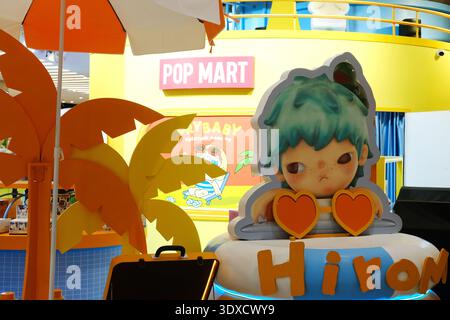 Pattaya, Thailand - 14. November 2025: Im Pop Mart Store werden Sammlerfiguren wie Labubu und Molly präsentiert, umgeben von leuchtenden Farben und verspieltem d Stockfoto