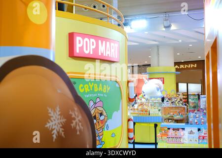 Pattaya, Thailand - 14. November 2025: Im Pop Mart Store werden Labubu, Molly, die Monster und Sammlerfiguren in einer lebhaften Umgebung präsentiert Stockfoto
