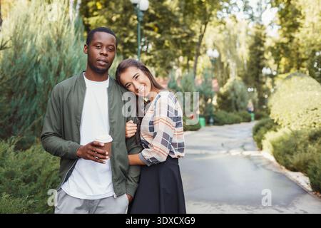Paare genießen gemeinsam Zeit in einem Park, der von Bäumen und Grün umgeben ist Stockfoto