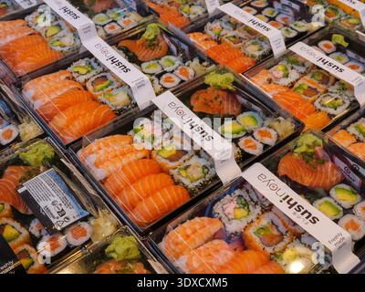 Abgepackte Sushi-Mahlzeiten im Sushinoya Take away, London, Großbritannien Stockfoto