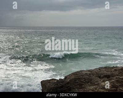 Wellen stürzen auf Felsen der Côte Sauvage Küste, Quiberon Halbinsel, Lorient, Bretagne, Frankreich, Juli 2023 Stockfoto