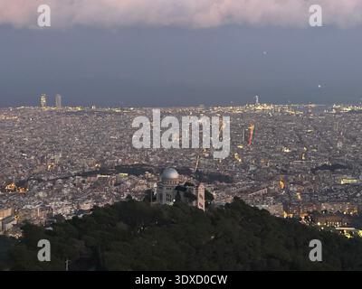 Blick auf die Stadt Barcelona mit Fabra Observatorium vom Tibidabo Hügel in der Abenddämmerung, Katalonien, Spanien, Januar 2023 Stockfoto