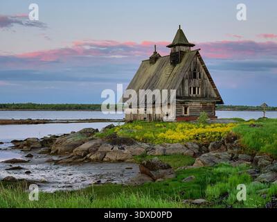Kirche am Weißen Meer bei Rabocheostrowsk, Russland, Juni 2019 Stockfoto