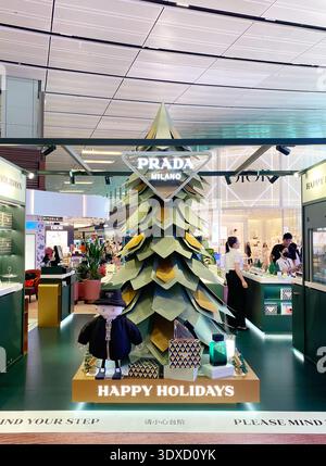 Singapur, Singapur - 04. November 2025: Die Weihnachtsausstellung von Prada zeigt einen einzigartigen Weihnachtsbaum mit lebhaften Dekorationen und einem fröhlichen Ambiente Stockfoto