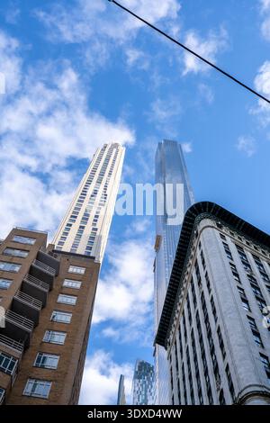 Blick nach oben auf extrem hohe Wolkenkratzer in New York City mit Blue Sky Stockfoto