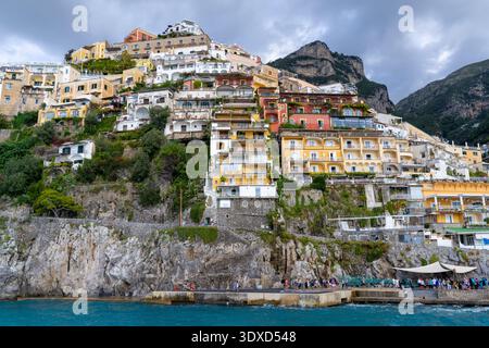 Häuser und Gebäude mit Blick auf das Wasser in Positano Italien Stockfoto