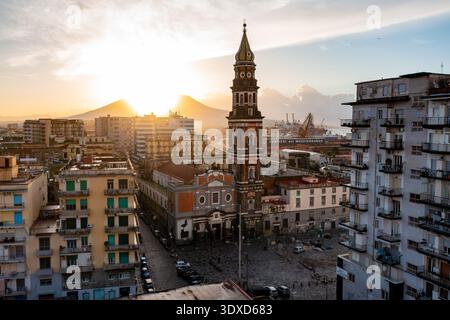 Neapel Italien - September 30 2022: Luftaufnahme der Basilika unserer Lieben Frau von Mount Karmel Kirche in Neapel Italien bei Sonnenaufgang Stockfoto