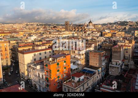 Neapel Italien - September 30 2022: Blick aus der Vogelperspektive auf Neapel Italien mit Blick auf das Centro Storico und die Augustinuskirche Stockfoto