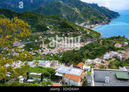 Blick auf die Terrassen Minori und Lemon Grove an der Amalfiküste von Ravello aus in Italien Stockfoto