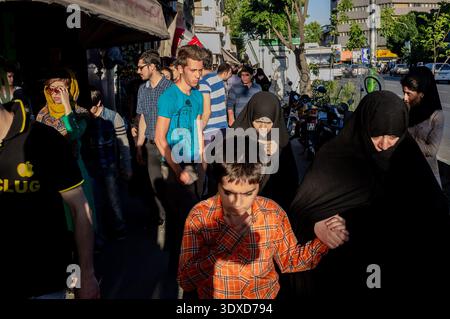 DATEI FOTO. Fußgänger werden auf der Ferdowsi Straße in der Innenstadt von Teheran in diesem Aktenbild vom 23. Mai 2013 gesehen. Die zentrale Durchgangsstraße ist bekannt für ihre Geschäftstätigkeit und ihre Devisengeschäfte in der iranischen Hauptstadt Stockfoto