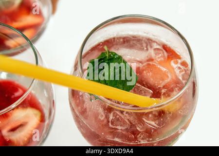 Erfrischender Erdbeerroter Cocktail mit Blick von oben auf Eis und Mint Garnish Stockfoto